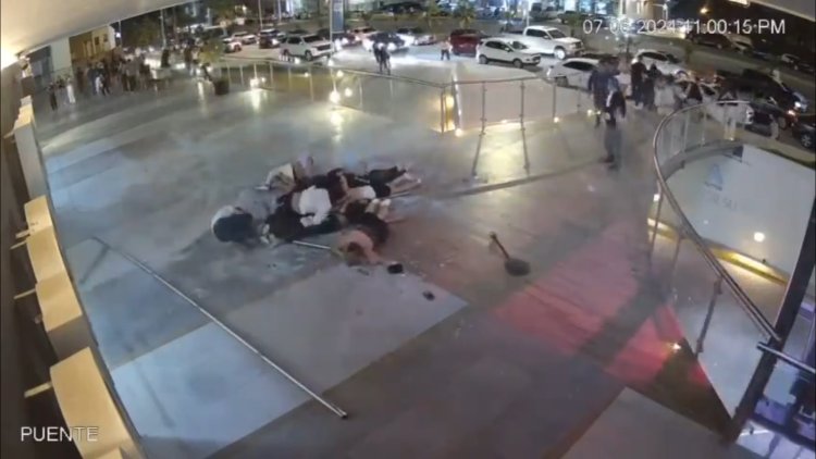 Tragédia no México: Jovens Caem de Sacada de Vidro em Shopping, Deixando Dois Mortos e Dez Feridos